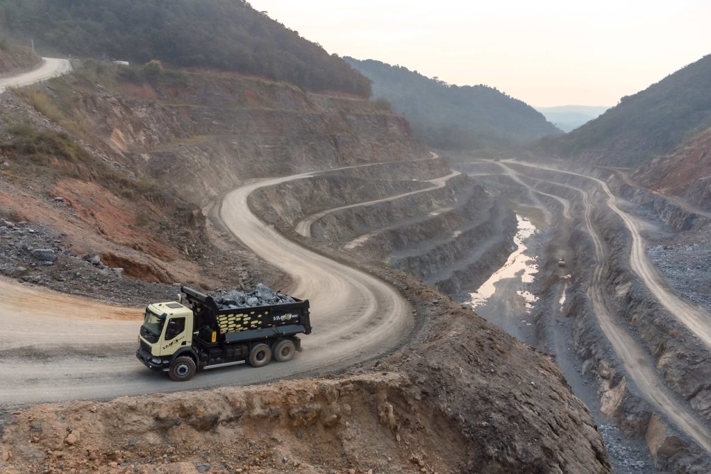 Caminhão Volvo VMX Max na mineração