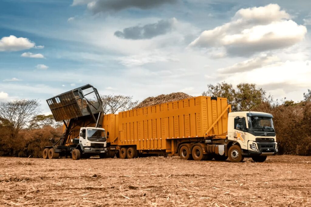 Caminhao Volvo utilizado no agronegocio no Brasil 1 compressed Caminhão Volvo FH: Inovação, tecnologia e confiabilidade ao longo de 30 anos