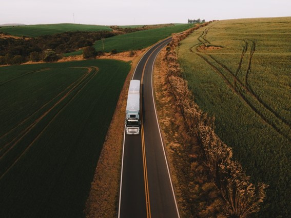 Caminhão Volvo FH no transporte de cargas