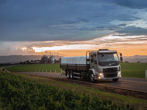 Caminhão Volvo VM no transporte de cargas