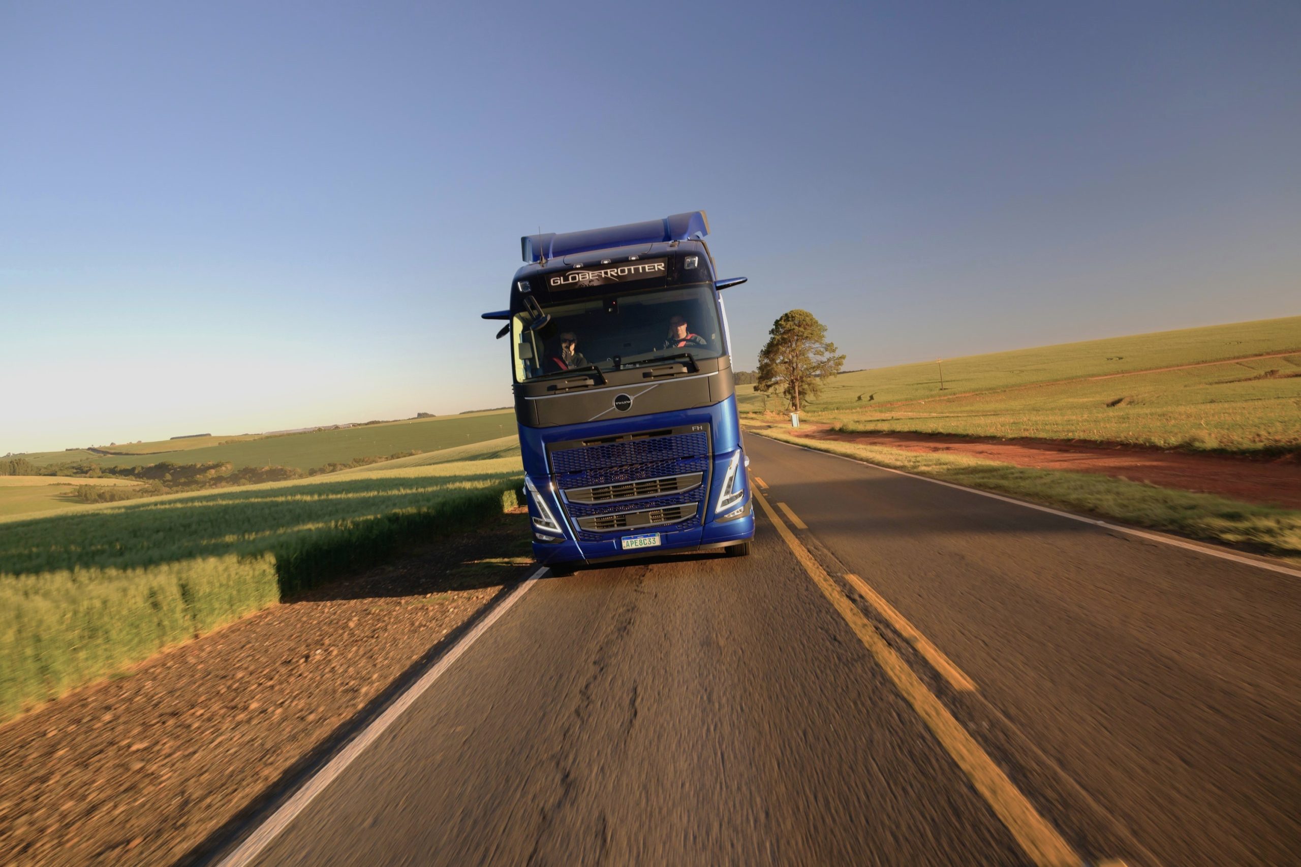 caminhão novo para distribuição de longas distâncias