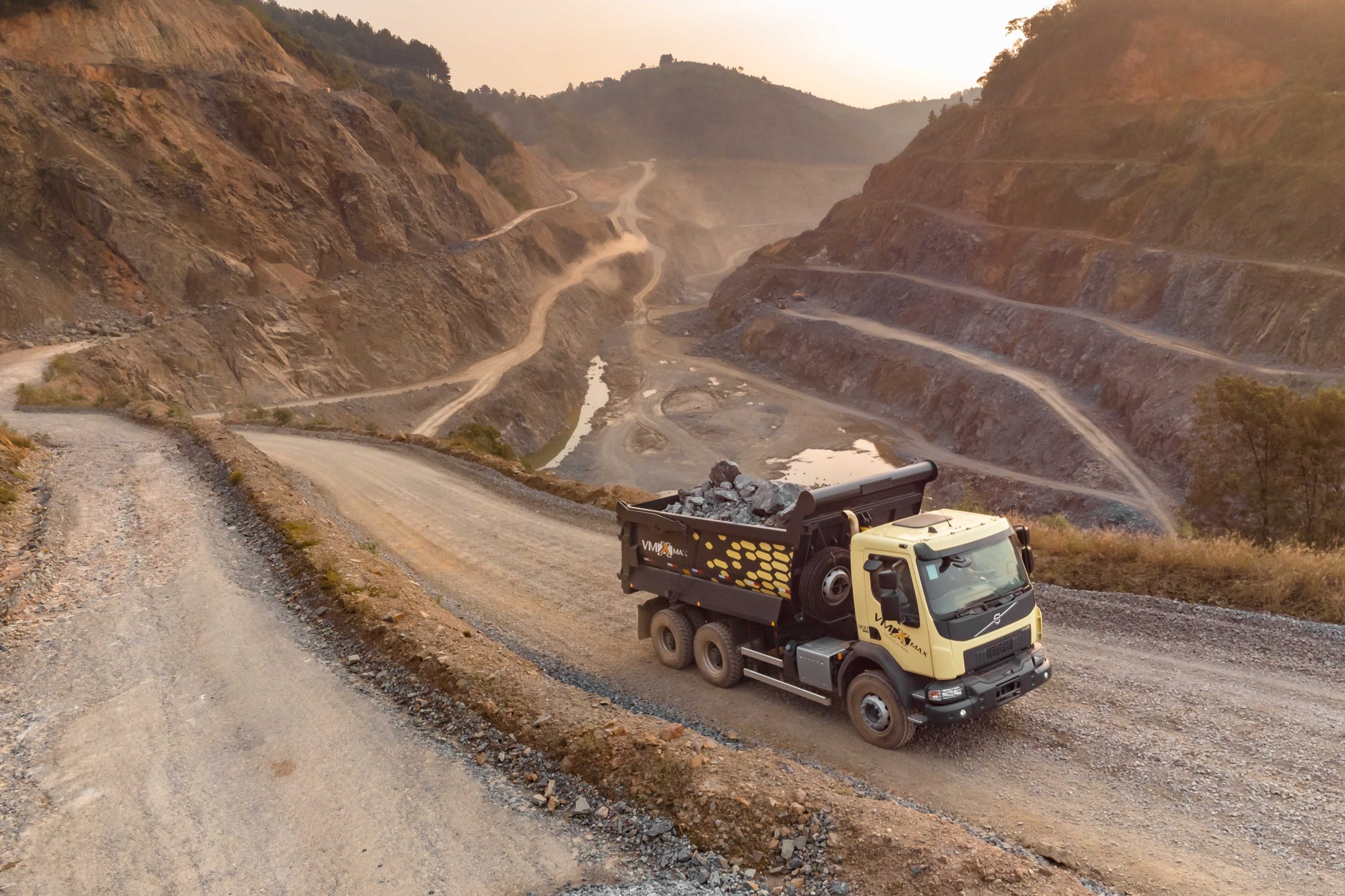 Caminhao de mineracao Volvo VMX 1 scaled O que é um caminhão fora de estrada?