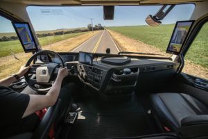 câmeras nos retrovisores do caminhão Volvo FH