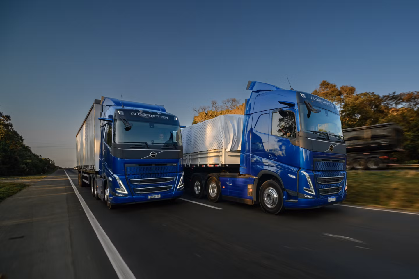Caminhão Volvo ultrapassagens nas rodovias