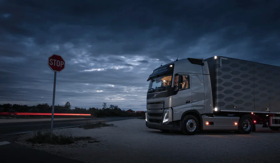 caminhões-volvo-fh-estrada
