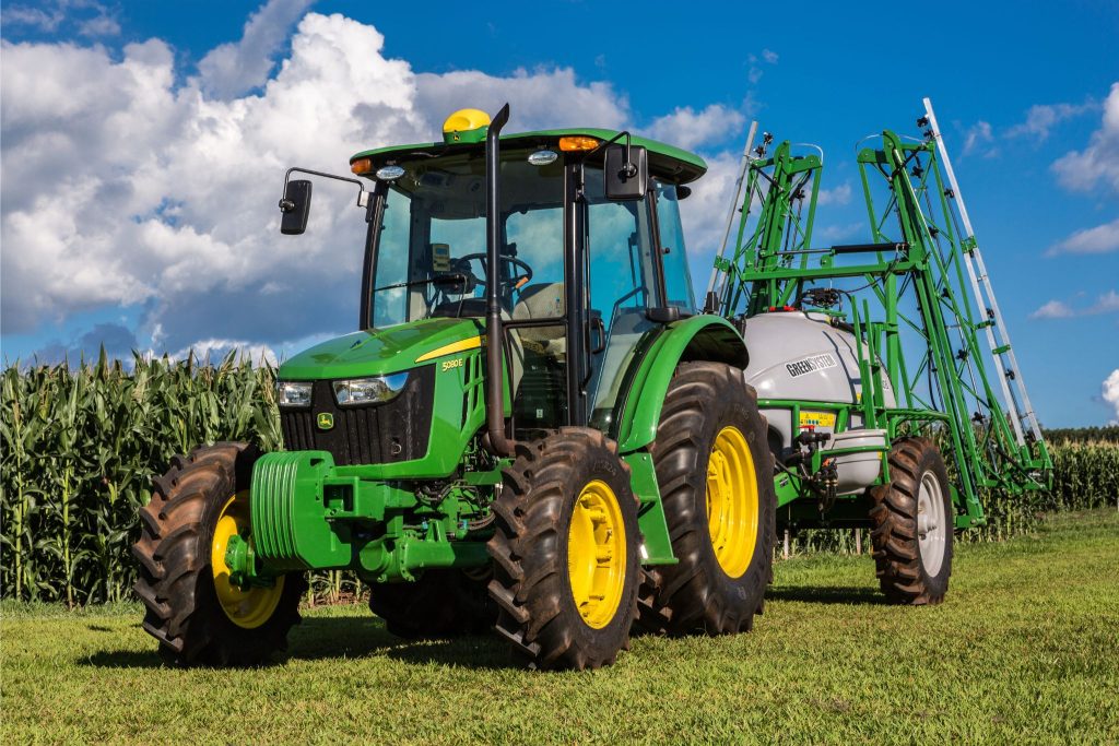 Trator John Deere Tracbel Agro atinge marca histórica de mais de 1 mil tratores John Deere em um ano