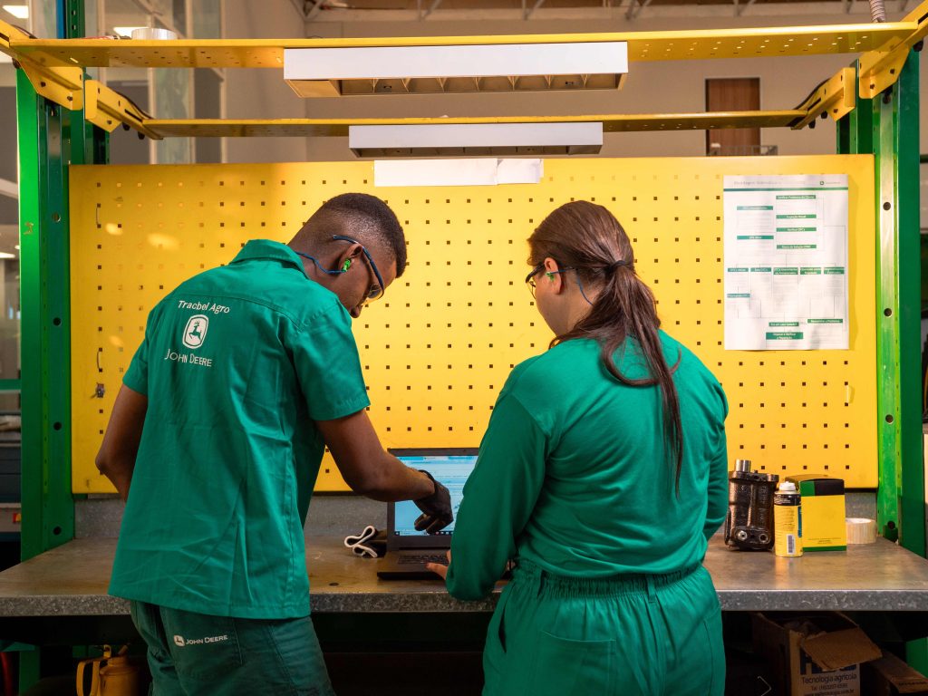 Tracbel treina mulheres para operar maquinas do Agro Tracbel Agro abre curso exclusivo de formação de operadoras para colhedoras de cana